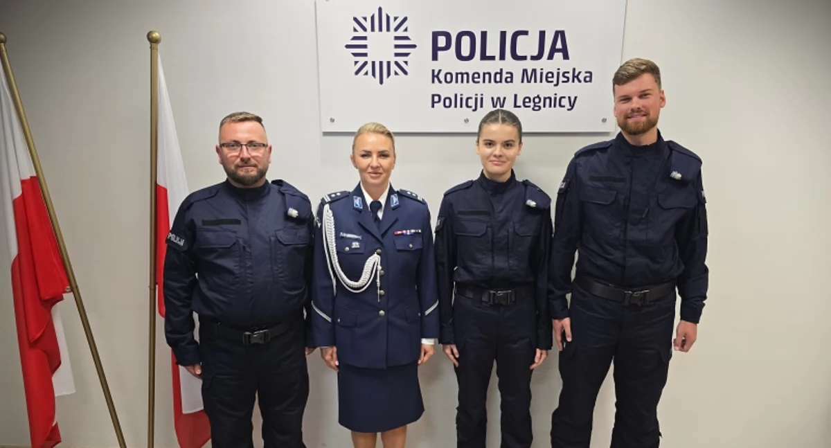 Zdjęcie: troje nowych funkcjonariuszy i Anna Farmas-Czerwińska, Komendant Miejski Policji w Legnicy  Fot.: KMP