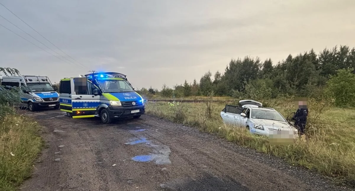 Zdjęcie: samochód w rowie Fot.: KMP