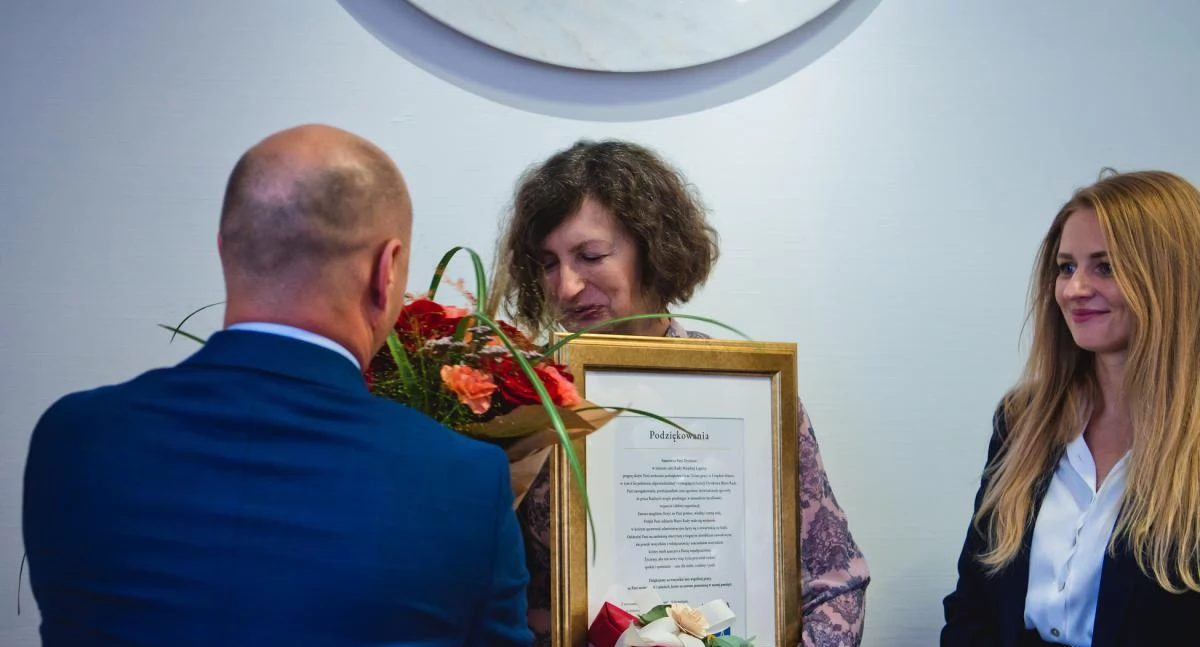 Zdjęcie: Pożegnanie Katarzyny Sosnowskiej. Na zdjęciu są też Karolina Jaczewska-Szymkowiak oraz Piotr Żabicki. Fot. Aga Jackiewicz