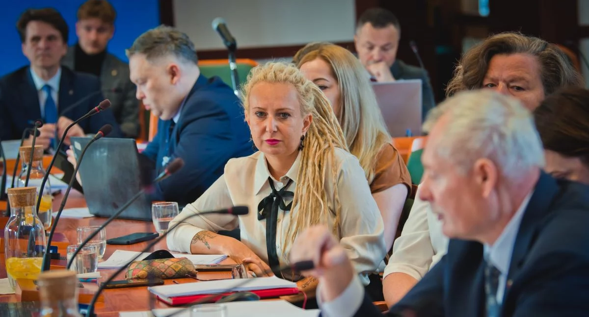 Zdjęcie: Wrześniowa sesja Rady Miejskiej Legnicy. W centrum radna Katarzyna Odrowska. Fot. Aga Jackiewicz