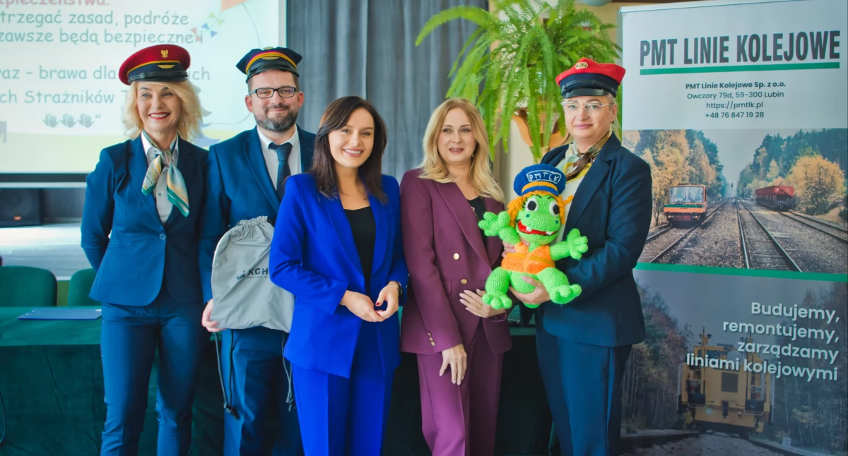 Zdjęcie: Renata Krok, prezes PMT Linie Kolejowe, Patryk Hałaczkiewicz, Wiceprezes PMT LK, Aleksandra Krzeszewska, Wiceprezydent Miasta Legnicy,  Dorota Zaleska-Berbeka, Wicedyrektor SP 16 w Legnicy, Katarzyna Szczotka, Pełnomocnik ds. bezpieczeństwa PMT LK, Fot.: Aga Jackiewicz