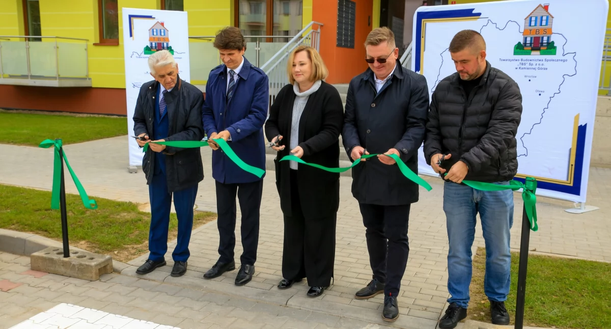 Zdjęcie: Symboliczne przecięcie wstęgi przy budynku na ul. Makuszyńskiego. Źródło: Facebook / Miasto Legnica