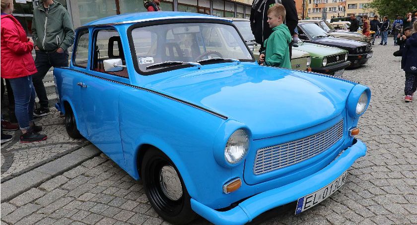 Zdjęcie: Legnickie klasyki motoryzacji zaparkowały na płycie rynku