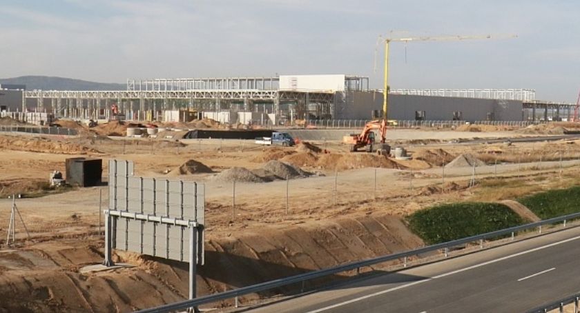 Na zdjęciu: Budowa fabryki koncernu Mercedes w pobliskim Jaworze