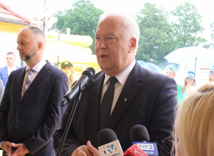Prezydent Tadeusz Krzakowski, przemawia na otwarciu Aquafun Legnica 