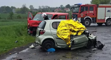 Tragiczny wypadek z udziałem osobówki i busa przewożącego dzieci