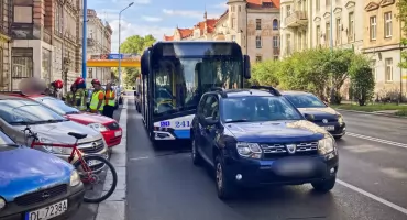 Kolizja autobusu MPK i osobówki na ulicy Piastowskiej (FOTO)