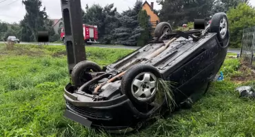 Ślisko na drogach. Opel dachował w Jaworze