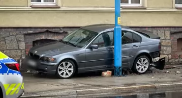 Auto wbiło się miedzy latarnię a budynek na Żołnierzy II Armii Wojska Polskiego (FOTO)