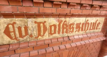 Dlaczego konserwator zabytków kazał zakryć niemiecki napis na szkole?