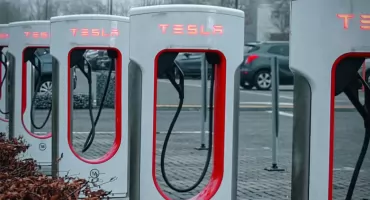 Tesla buduje w Legnicy jedną z największych stacji ładowania w Polsce