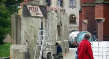 Filmowcy zamienili centrum Legnicy w ruiny. Jutro ruszają zdjęcia do 