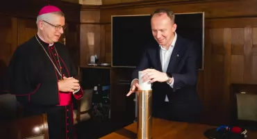Pamiątki dla przyszłych pokoleń - w Legnicy zamknięto kapsułę czasu (FOTO)