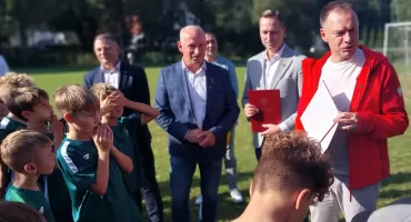 Minister sportu przytargał do Złotoryi worek pieniędzy