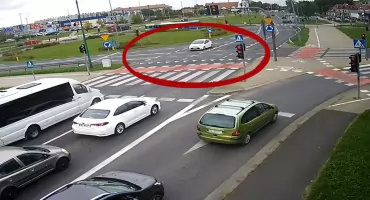 Kobieta jechała pod prąd na rondzie (FILM)