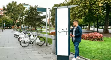 Naklejki reklamowe w przestrzeni miejskiej - kreatywne sposoby na wyróżnienie marki