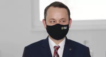 Kaczyński murem za Karwanem. Wyrzucił siedmiu rozłamowców z klubu radnych PiS